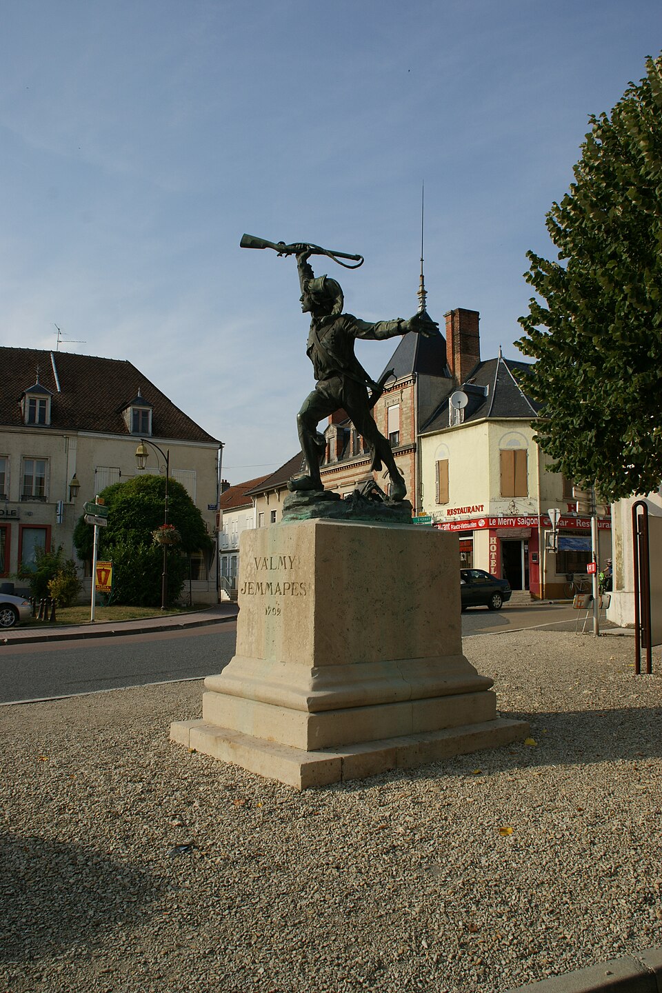 Méry — sur — Seine, statue célébrant les victoire révolutionnaires de Valmy et de Jemappes.