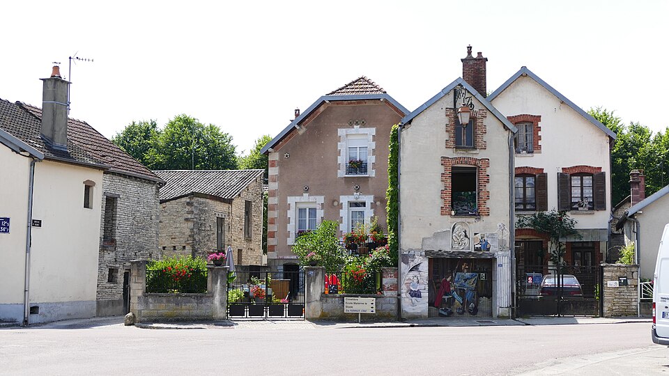 Mussy — sur — Seine — Place du village — 1