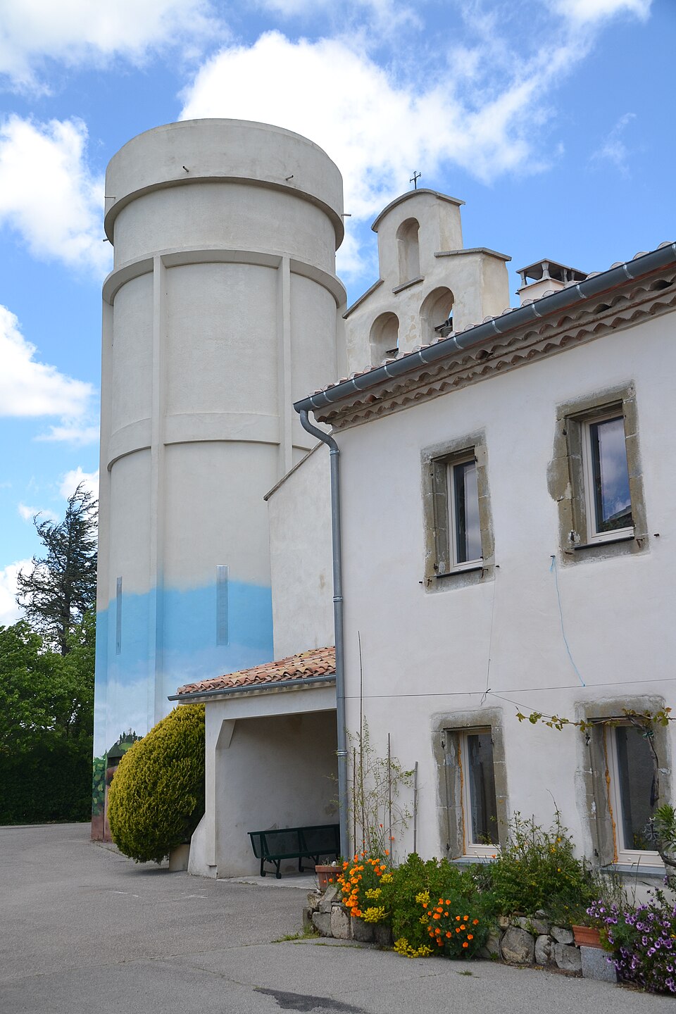 Hounoux, château d'eau et église
