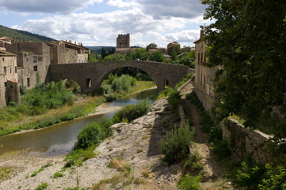 Lagrasse (Aude) village et vieux pont en été