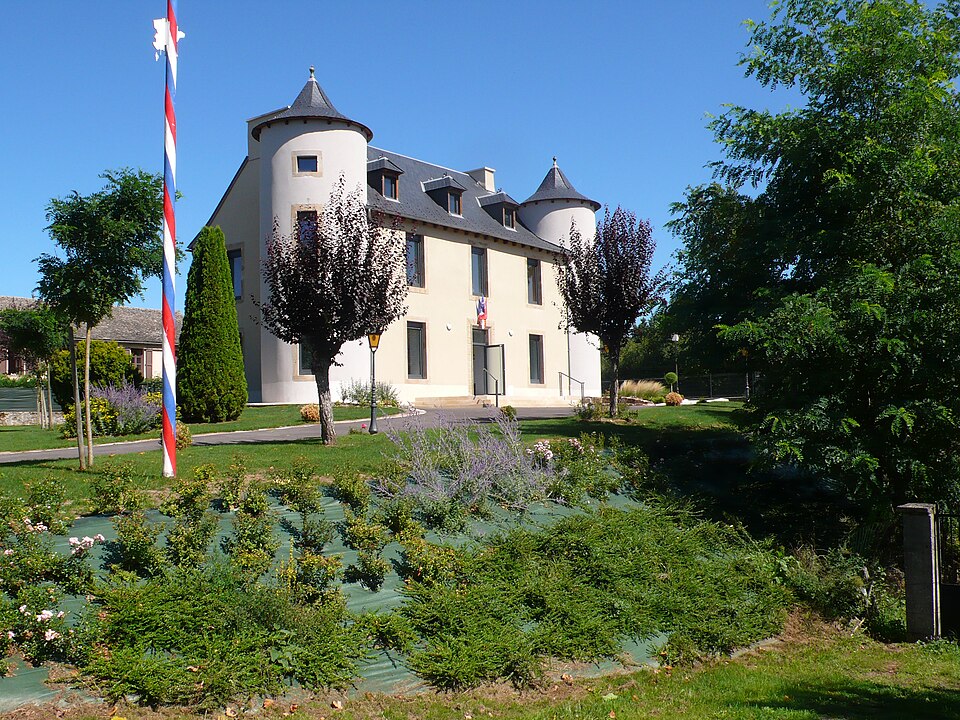 Arvieu, mairie 08.2015 — 2