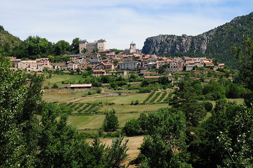 Village of Mostuejouls with church and castle — panoramio