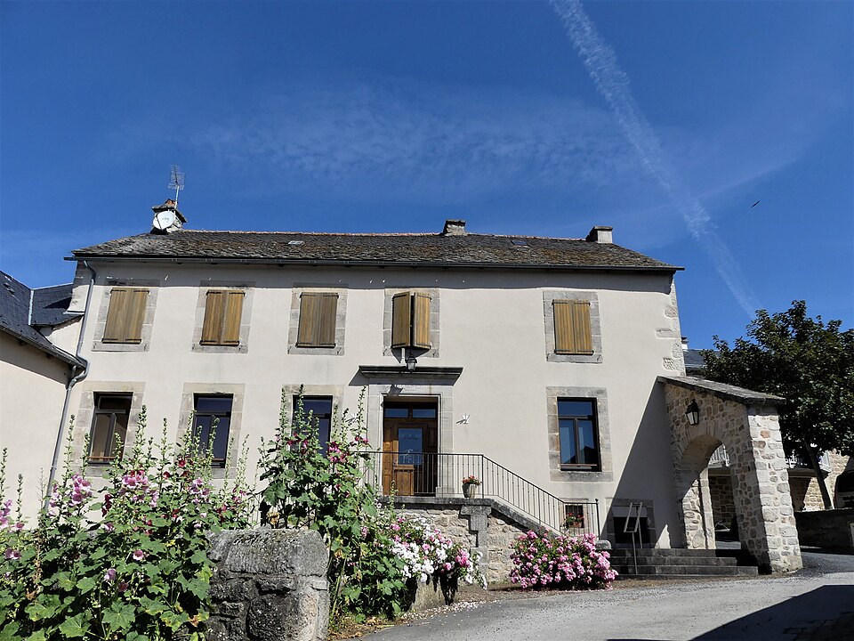 Saint — Laurent — de — Lévézou mairie