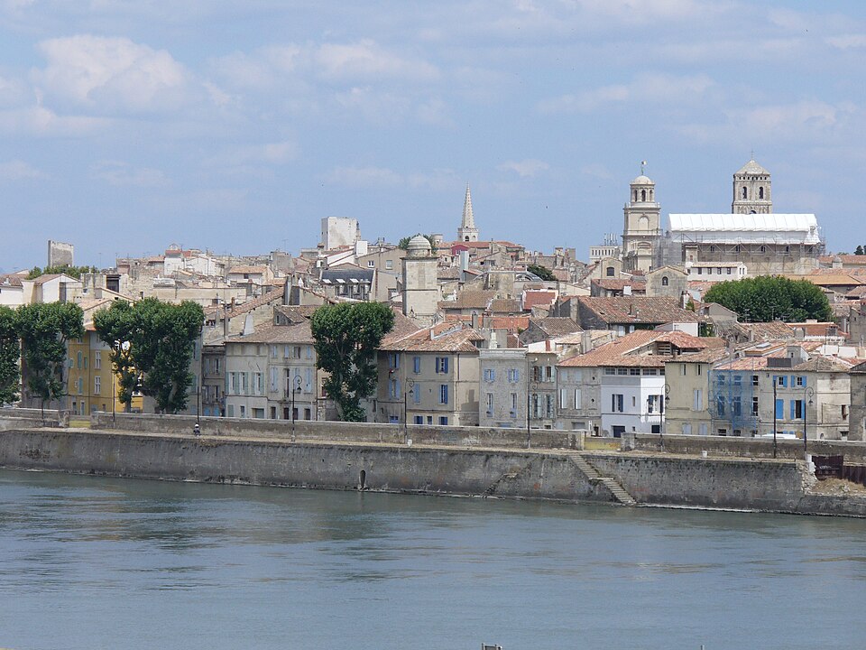 Blick vom Ufer der Rhone auf Arles — Provence