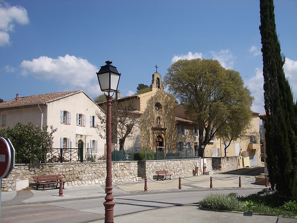 La place de l'église de Meyreuil