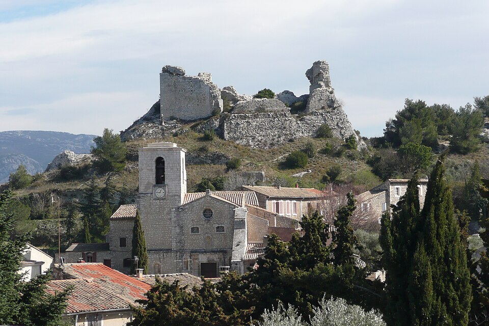 Orgon, au centre l'église