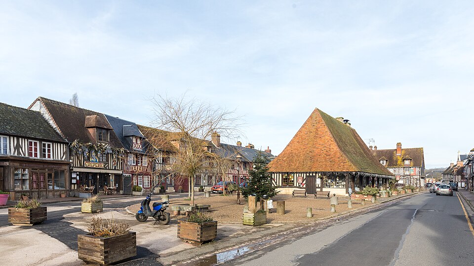 Beuvron — en — Auge — Place Michel Vermughen — 2743
