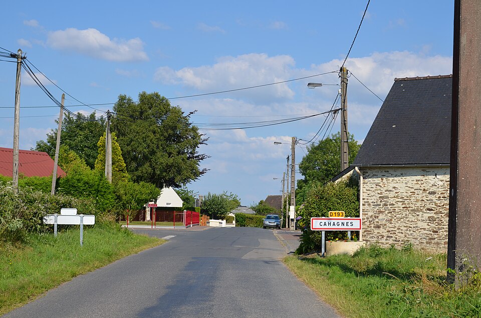 Cahagnes — Entrée du bourg