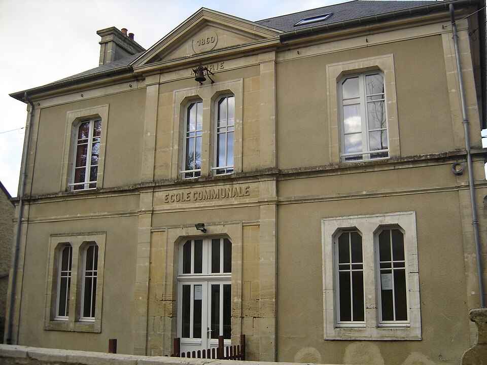 Commes, mairie et école communale