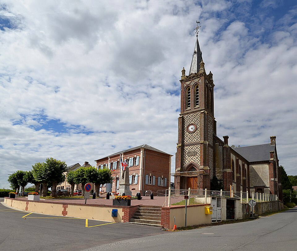 La mairie et l'église Saint — Martin de Courtonne — les — Deux — Églises