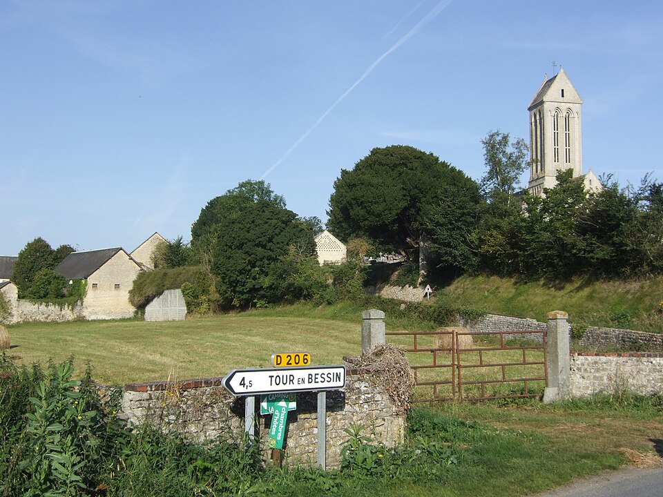 Vue d'ensemble de la Ferme de la Marguerie et l'Église Saint — Romain d'Étréham DSCF2663