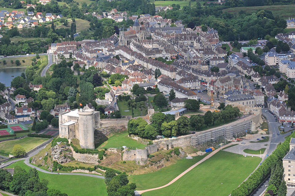 Chateau de falaise et centre