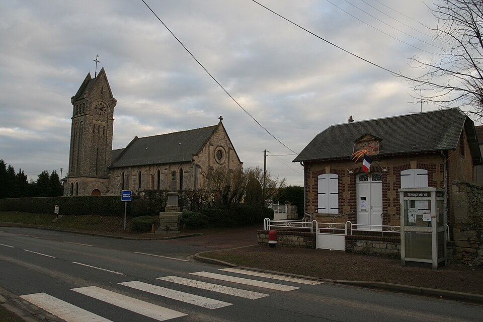 Goustranville — Église et mairie