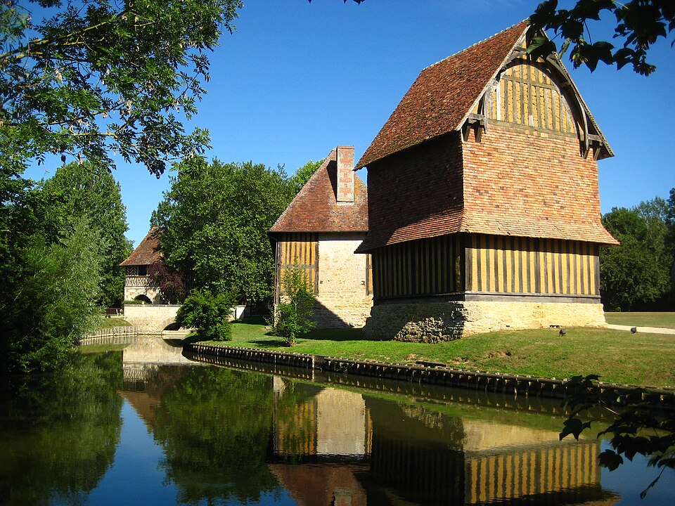 Crevecoeurenauge chateau colombier ferme riviere