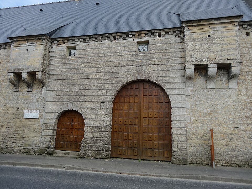 Monceaux — en — Bessin, porche de la ferme — manoir de Cremel