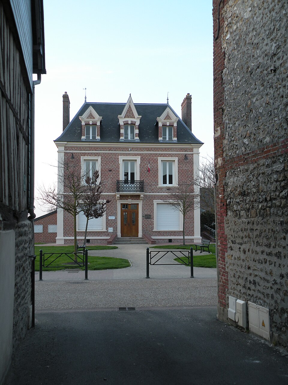 La Rivière — Saint — Sauveur — mairie 02