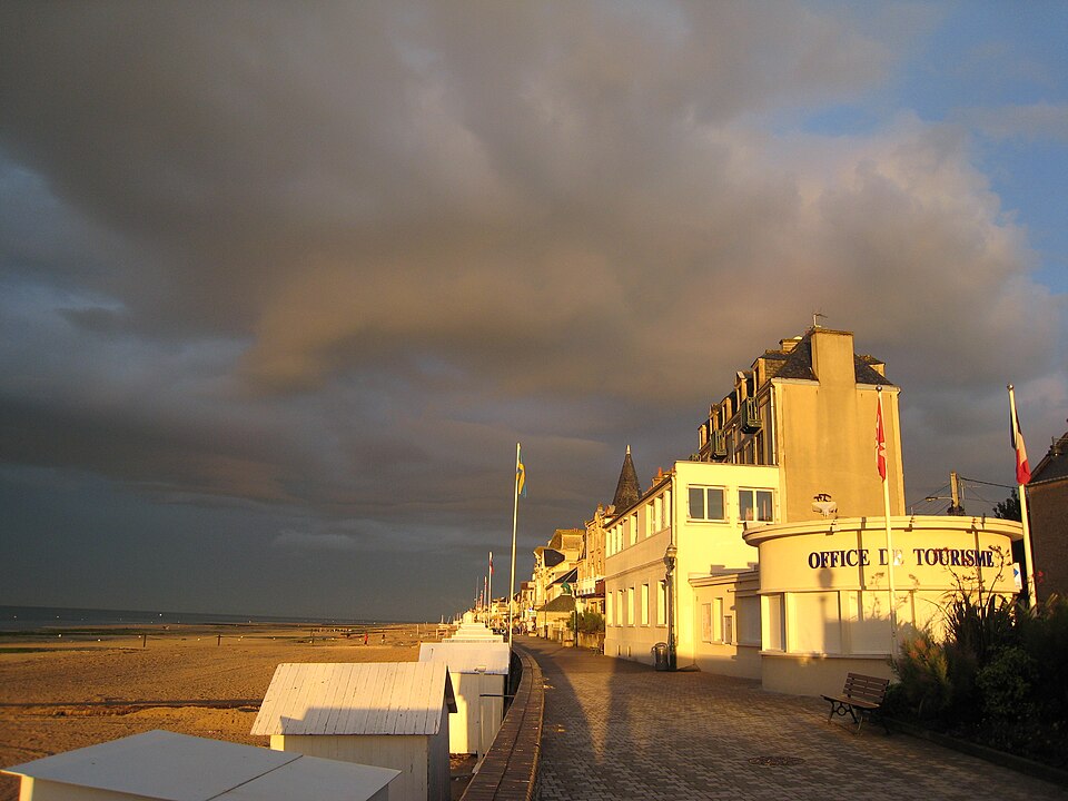 Saint — aubin — sur — mer — calvados — front — de — mer — le — soir