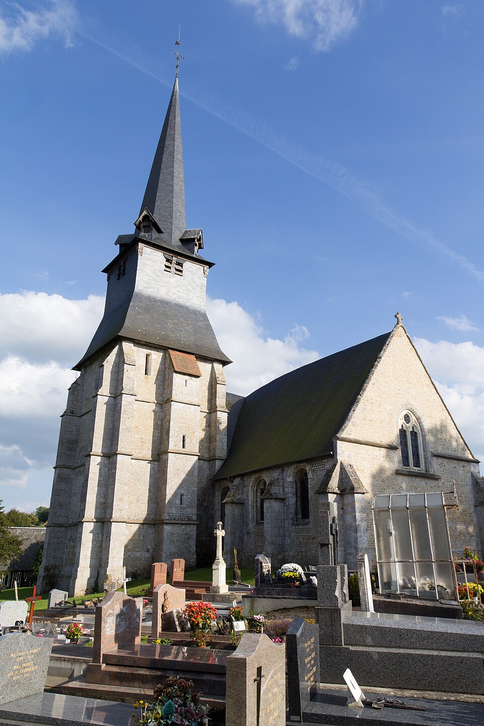 Vue nord — ouest de l'église Saint — Julien (Saint — Julien — sur — Calonne, Calvados, France)