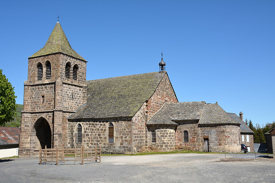 Vue extérieure de l'église Saint — Léger de Cheylade DSC 2363