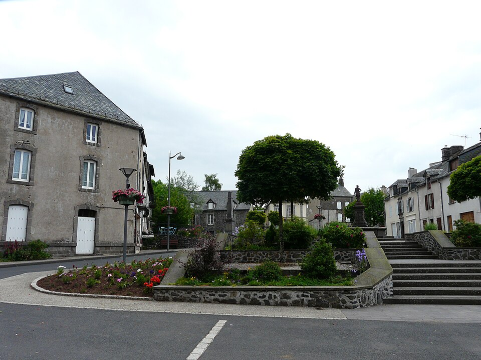 Marcenat place village (1)