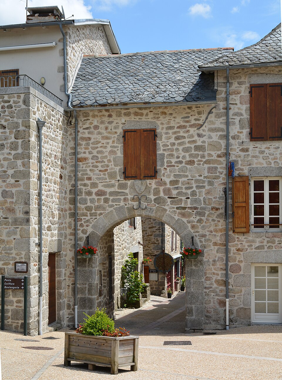 Porte du village de Marcolès DSC 3977 — Copie