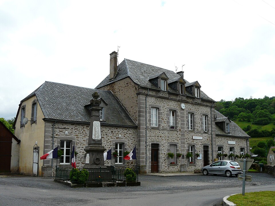Saint — Bonnet — de — Condat mairie — école