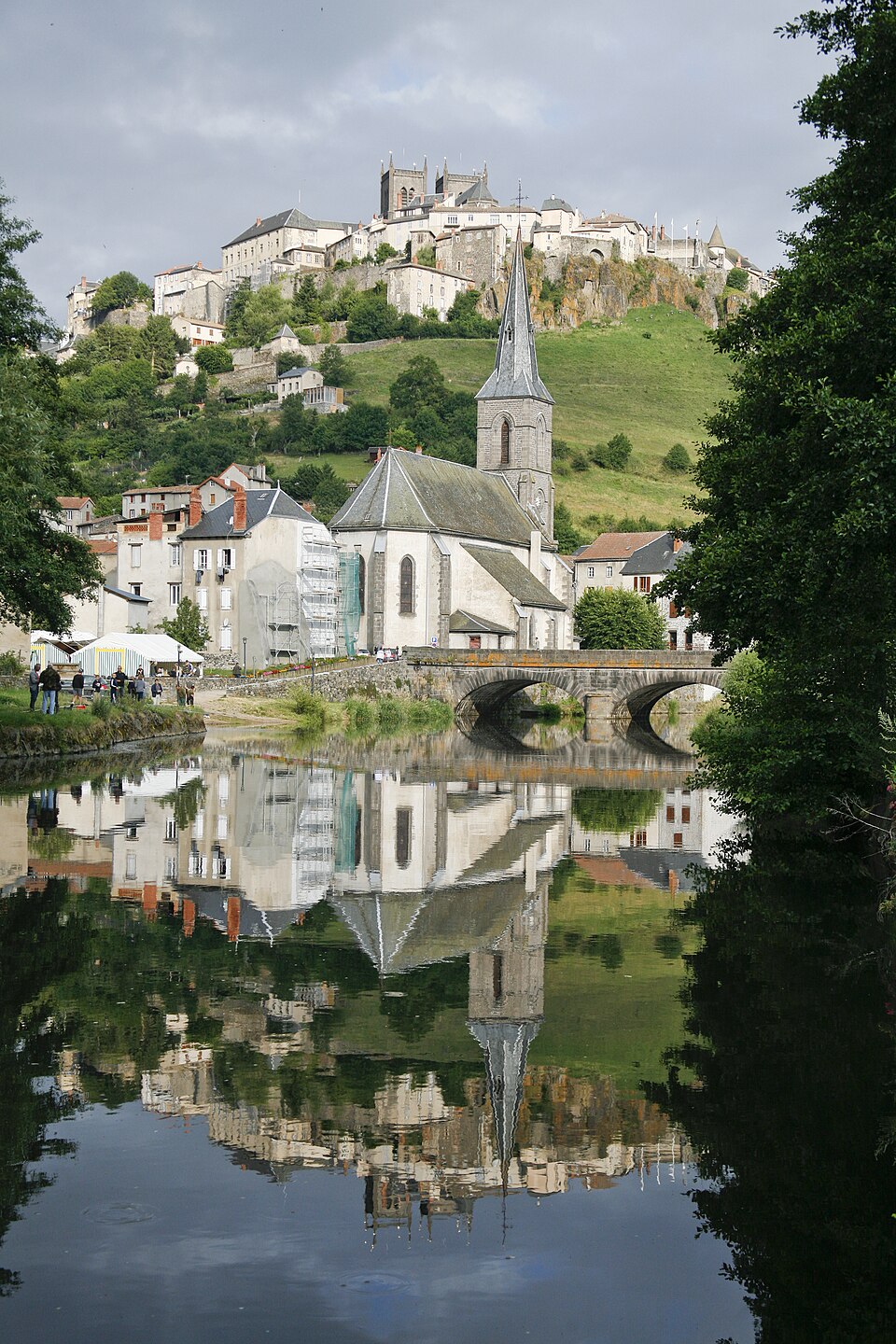 Saint — Flour depuis les berges de L'Ander