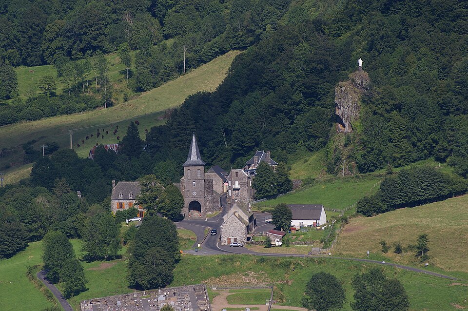 Saint — Paul — de — Salers vue depuis Salers (2212262125)