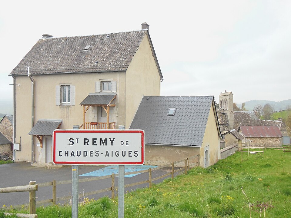 Saint — Rémy — de — Chaudes — Aigues, mairie et panneau