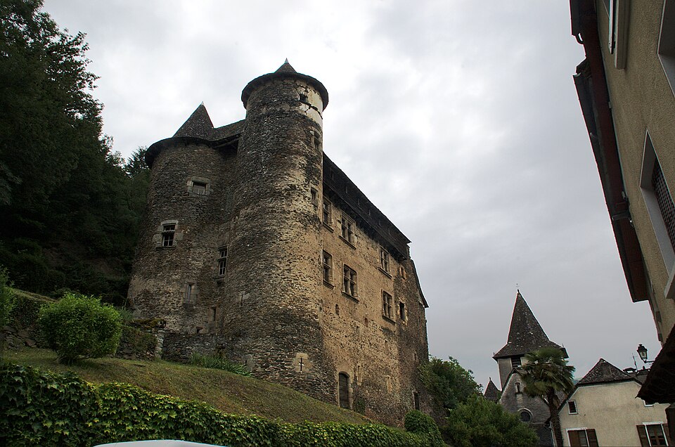 VV — Château
