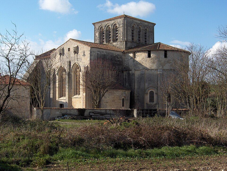 Marcillac — Lanville (Charente), église Notre — Dame de Lanville, vue de l'abside et du transept, 01