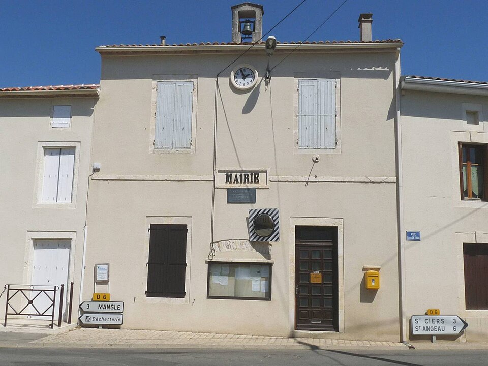 Puyreaux mairie