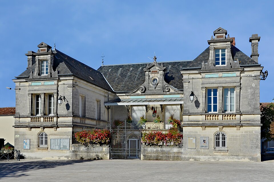 Segonzac 16 Façade Mairie 2013