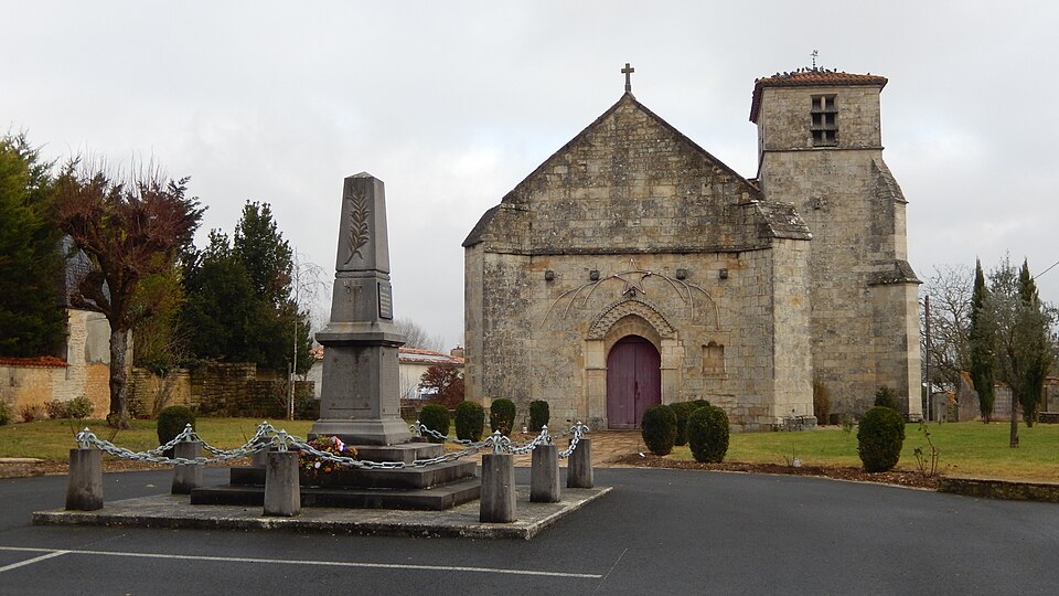 FR 17 Aumagne — Monument aux morts et église Saint — Pierre
