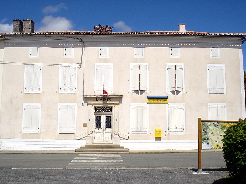 Fontaine — Chalendray Mairie