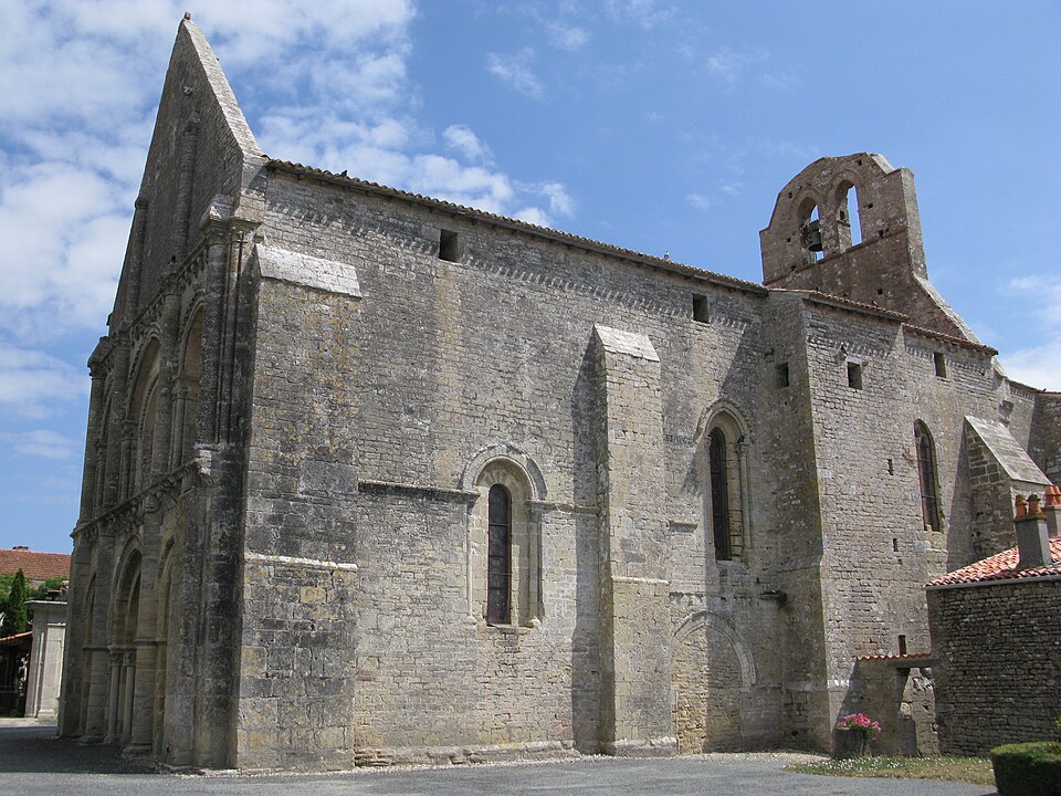 Genouillé, l'église