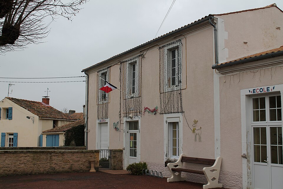 Loire — les — Marais — Mairie et école