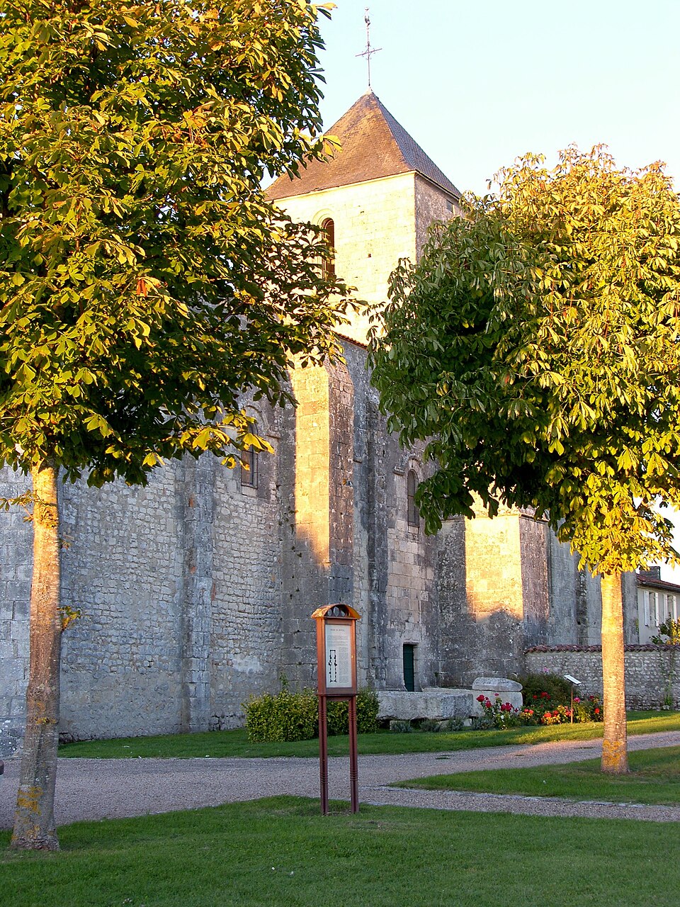 Eglise Saint — Sulpice de Montils (Charente — Maritime)