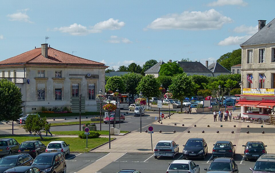 Place centrale à Surgères vue depuis les remparts