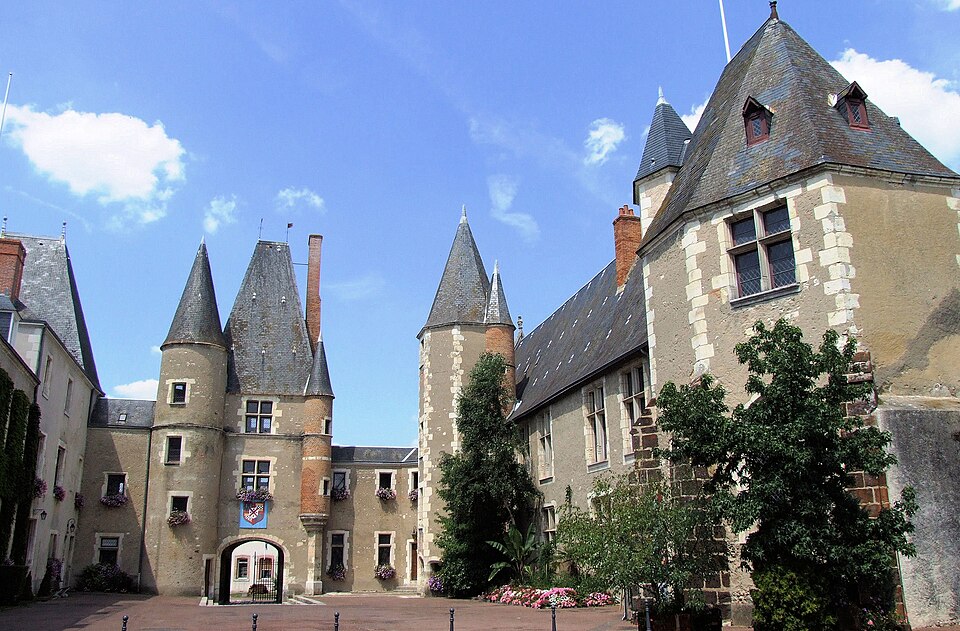 AUBIGNY — SUR — NÈRE — CHÂTEAU DES STUARTS — COUR