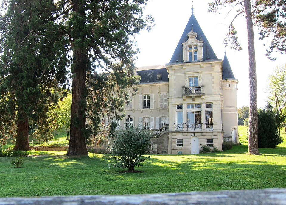 Country House (AKA Château Gaillard) with French Renaissance Architectural features — panoramio