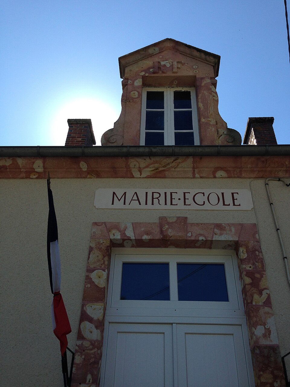 Faverdines — Mairie — École — belle fenêtre de toit en grés rose