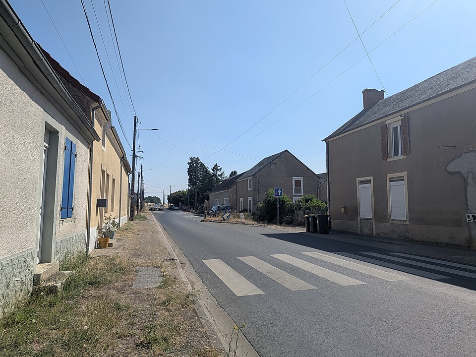 Flavigny (Cher) — Grande Rue direction sud (juin 2026)