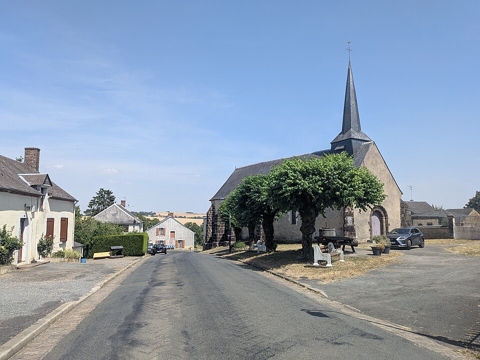 Humbligny — Centre village avec église (juin 2026)