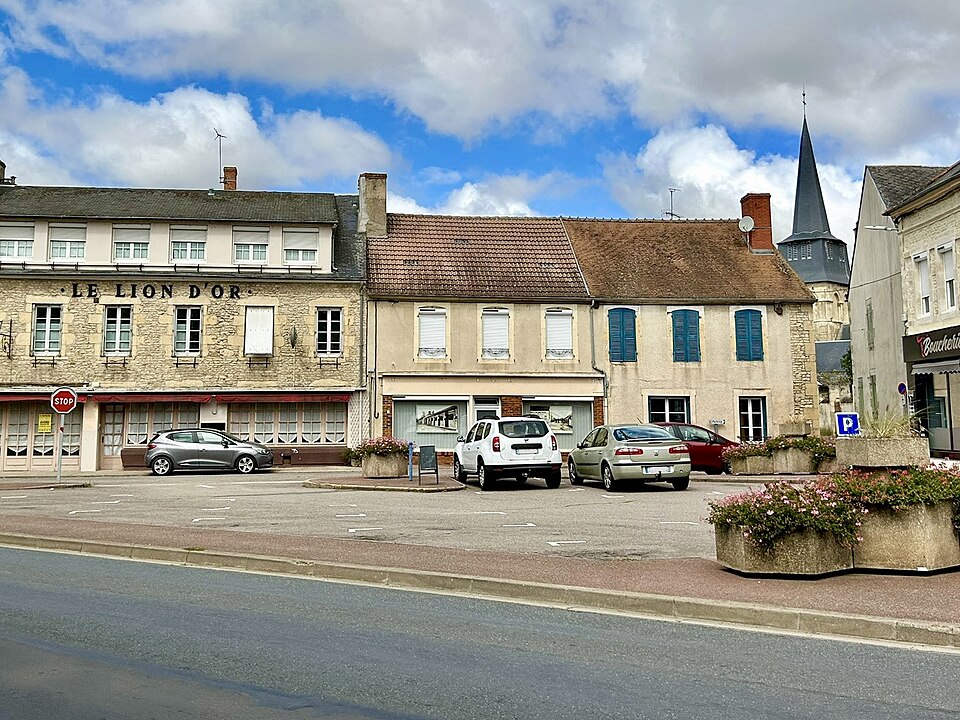Nérondes — place de l'Hôtel de Ville