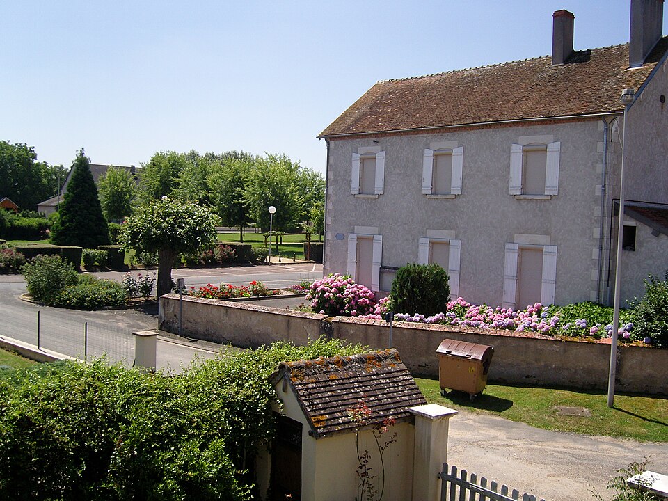 La mairie de Sury — près — Léré