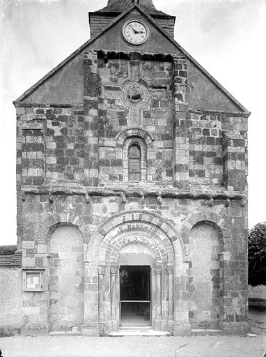 Eglise Saint — Germain — Façade ouest — Vornay — Médiathèque de l'architecture et du patrimoine — APMH00021730
