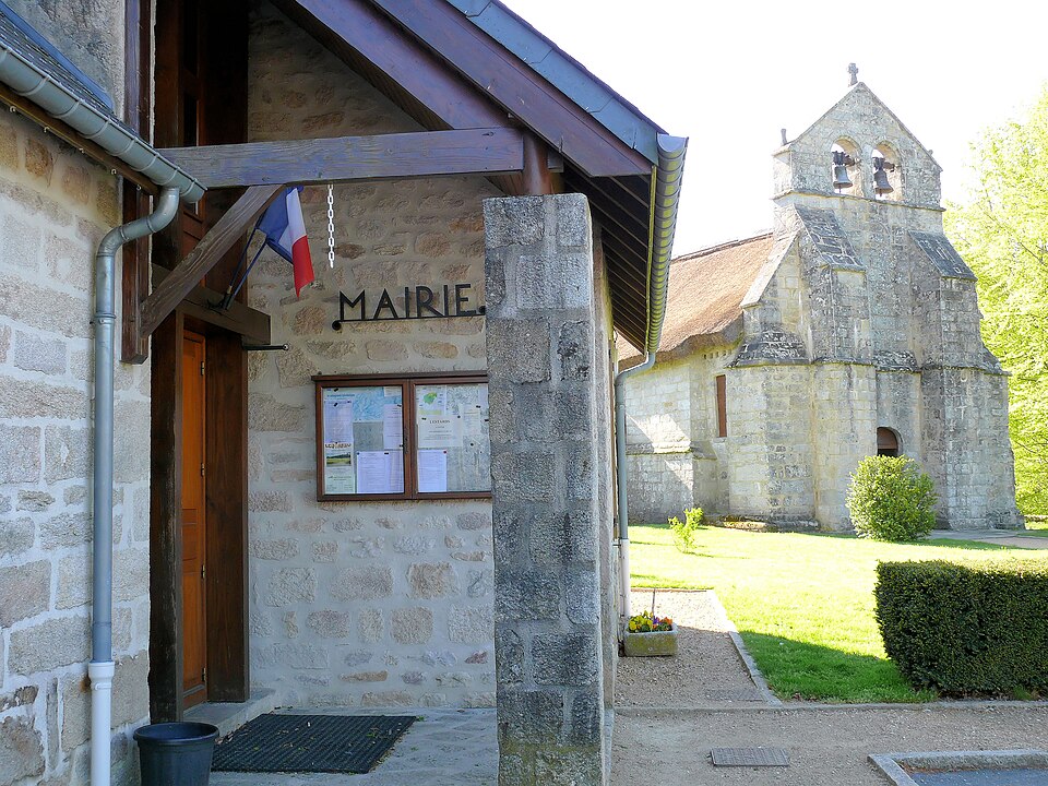 Lestards — La mairie et l'église Saint — Martial