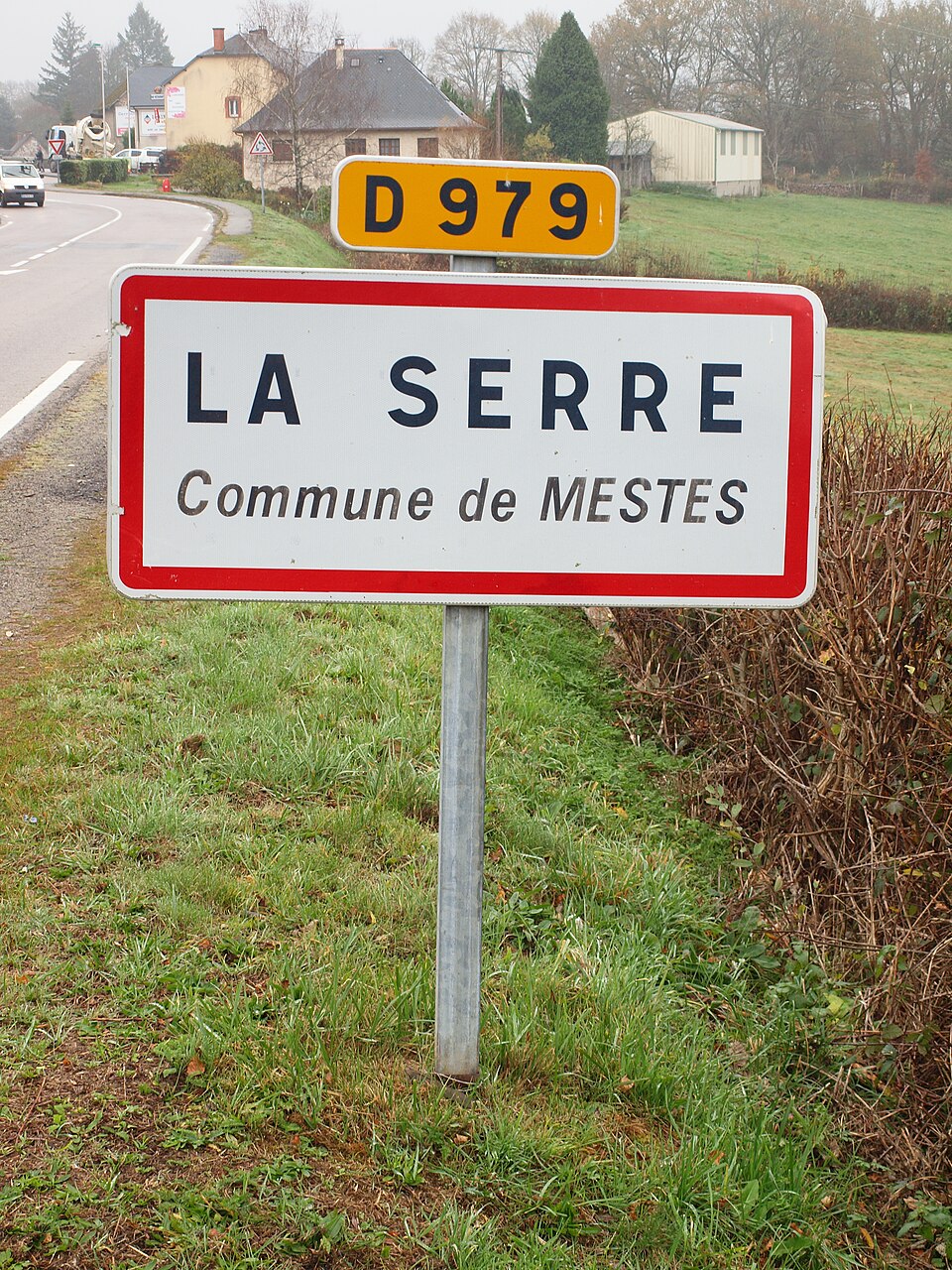 La Serre (Mestes) — FR — 19 — panneau d'agglomération — 1