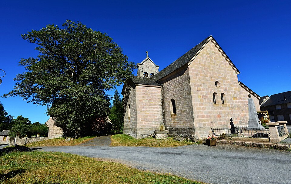 Millevaches, l'Eglise et le Monument aux Morts